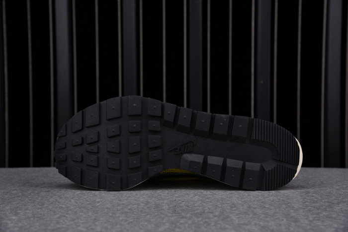 nike vaporwaffle sacai tour yellow cv1363-700