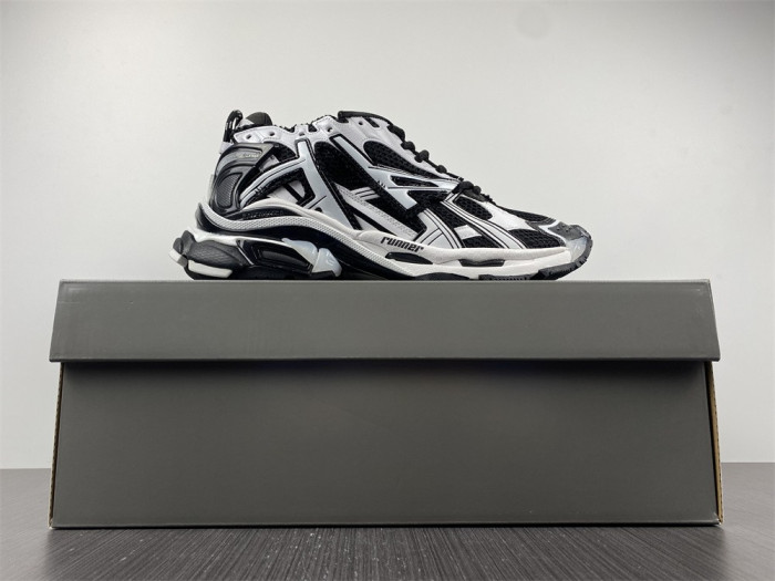 Ba*len*cia*ga runner sneakers white black white 677403w3rb29010